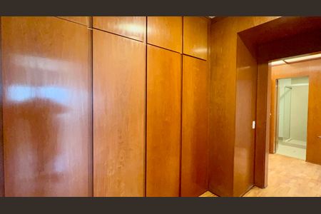 Apartamento à venda com 180m², 3 quartos e 1 vaga Apartamento à venda com 180m², 3 quartos e 1 vagaCloset da suíte