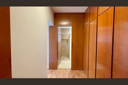 Apartamento à venda com 180m², 3 quartos e 1 vaga Apartamento à venda com 180m², 3 quartos e 1 vagaCloset da suíte