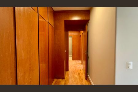 Apartamento à venda com 180m², 3 quartos e 1 vaga Apartamento à venda com 180m², 3 quartos e 1 vagaCloset da suíte