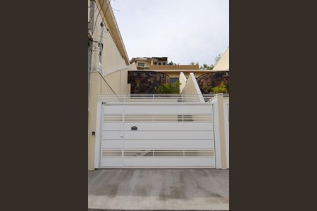 Casa à venda com 150m², 3 quartos e 2 vagas Casa à venda com 150m², 3 quartos e 2 vagasFachada