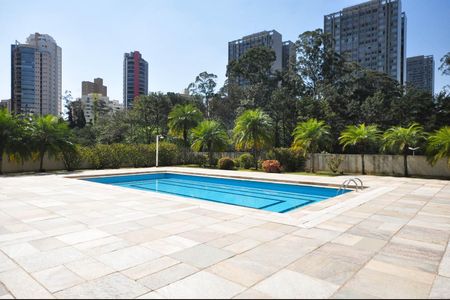 Apartamento à venda com 250m², 4 quartos e 4 vagas Apartamento à venda com 250m², 4 quartos e 4 vagasÁrea comum - Piscina