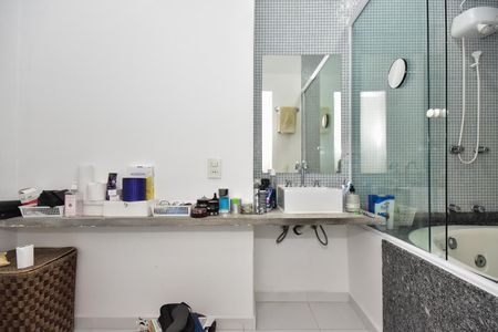 Apartamento à venda com 250m², 4 quartos e 4 vagasBanheiro da Suíte 1