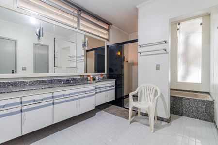 Casa à venda com 297m², 3 quartos e 2 vagasBanheiro da Suíte