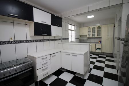 Casa à venda com 300m², 2 quartos e 2 vagasCozinha - Armários