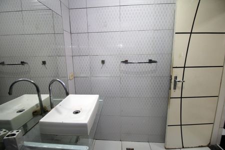 Casa à venda com 300m², 2 quartos e 2 vagasBanheiro Social