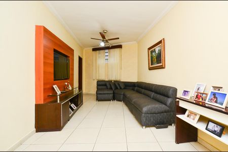 Sala de TV de casa à venda com 5 quartos, 200m² em Boa Vista, Belo Horizonte