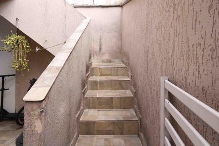 Casa para alugar com 130m², 2 quartos e 2 vagas Casa para alugar com 130m², 2 quartos e 2 vagasEscada