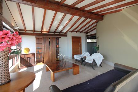 Casa à venda com 720m², 3 quartos e 6 vagasSala