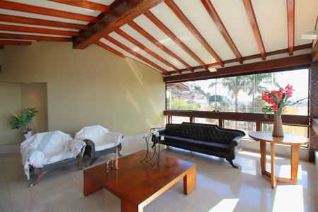 Casa à venda com 720m², 3 quartos e 6 vagasSala