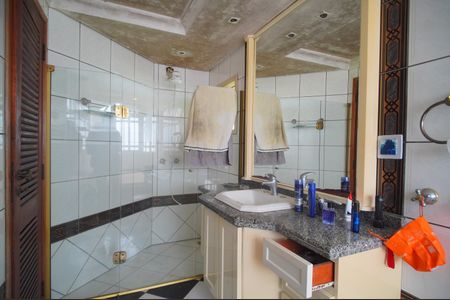 Casa à venda com 244m², 3 quartos e 2 vagasBanheiro da Suíte