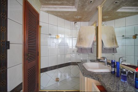 Casa à venda com 244m², 3 quartos e 2 vagasBanheiro da Suíte