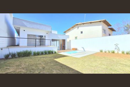Casa à venda com 130m², 3 quartos e 2 vagas Casa à venda com 130m², 3 quartos e 2 vagasPiscina