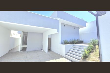 Casa à venda com 130m², 3 quartos e 2 vagas Casa à venda com 130m², 3 quartos e 2 vagasFachada da Casa