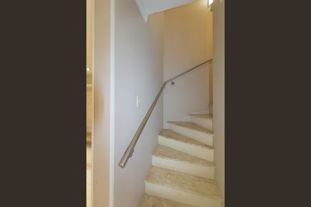 Casa de condomínio à venda com 144m², 3 quartos e 2 vagasEscada