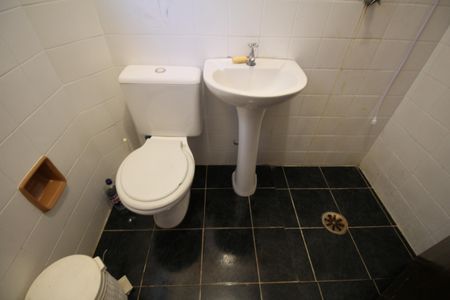 Casa à venda com 350m², 4 quartos e 4 vagas Casa à venda com 350m², 4 quartos e 4 vagasBanheiro de Serviço 1