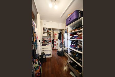 Casa à venda com 350m², 4 quartos e 4 vagas Casa à venda com 350m², 4 quartos e 4 vagasCloset da Suíte