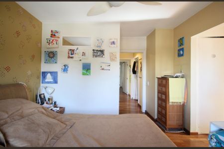 Casa à venda com 350m², 4 quartos e 4 vagas Casa à venda com 350m², 4 quartos e 4 vagasSuíte