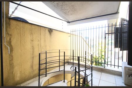 Casa à venda com 350m², 4 quartos e 4 vagas Casa à venda com 350m², 4 quartos e 4 vagasCorredor