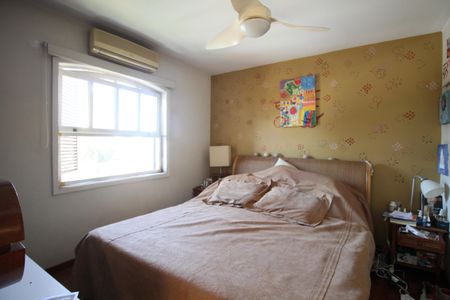 Casa à venda com 350m², 4 quartos e 4 vagas Casa à venda com 350m², 4 quartos e 4 vagasSuíte