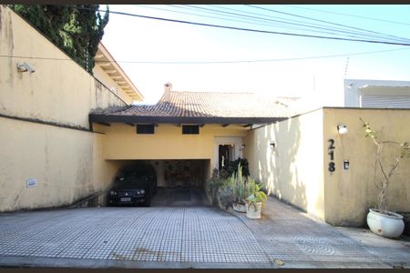 Casa à venda com 350m², 4 quartos e 4 vagas Casa à venda com 350m², 4 quartos e 4 vagasFachada