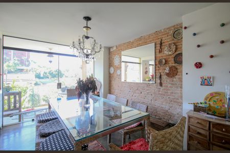 Casa à venda com 350m², 4 quartos e 4 vagas Casa à venda com 350m², 4 quartos e 4 vagasSala 2