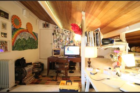 Casa à venda com 350m², 4 quartos e 4 vagas Casa à venda com 350m², 4 quartos e 4 vagasEscritório