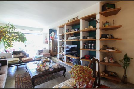 Casa à venda com 350m², 4 quartos e 4 vagas Casa à venda com 350m², 4 quartos e 4 vagasSala 1