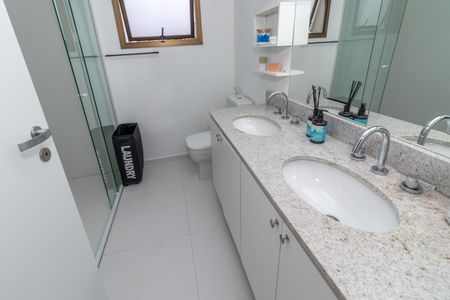 Apartamento para alugar com 180m², 4 quartos e 4 vagasBanheiro da Suíte 1