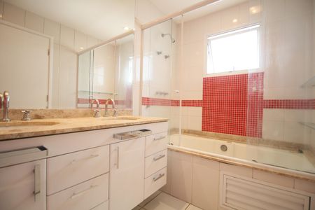 Apartamento à venda com 177m², 4 quartos e 3 vagasBanheiro do Quarto 4