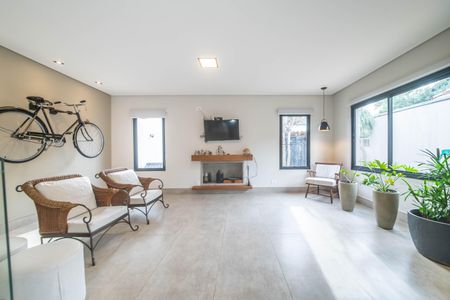 Sala de casa de condomínio para alugar com 3 quartos, 250m² em Brooklin, São Paulo