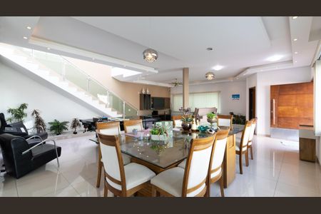 Casa à venda com 450m², 5 quartos e 11 vagas Casa à venda com 450m², 5 quartos e 11 vagasSala de Jantar