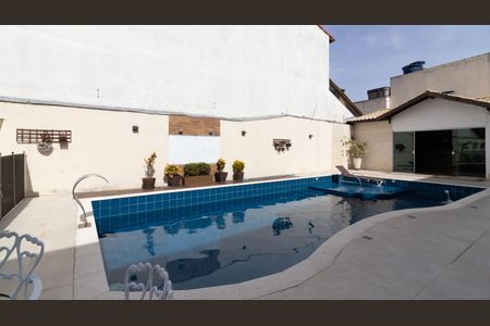 Casa à venda com 450m², 5 quartos e 11 vagas Casa à venda com 450m², 5 quartos e 11 vagasPiscina