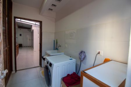 Casa à venda com 380m², 4 quartos e 3 vagas Casa à venda com 380m², 4 quartos e 3 vagasÁrea de Serviço