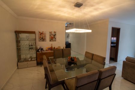 Casa à venda com 380m², 4 quartos e 3 vagas Casa à venda com 380m², 4 quartos e 3 vagasSala de Jantar