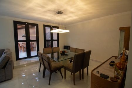 Casa à venda com 380m², 4 quartos e 3 vagas Casa à venda com 380m², 4 quartos e 3 vagasSala de Jantar