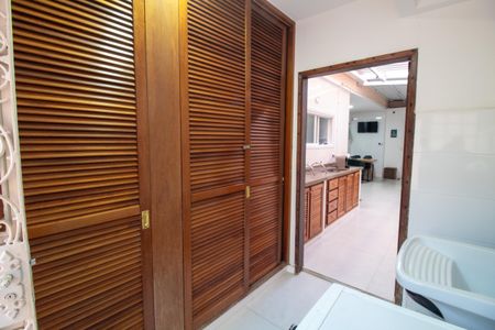 Casa à venda com 380m², 4 quartos e 3 vagas Casa à venda com 380m², 4 quartos e 3 vagasÁrea de Serviço