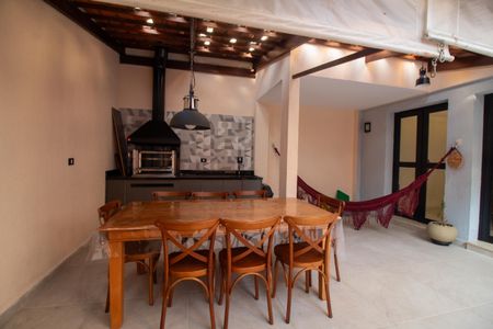 Casa à venda com 380m², 4 quartos e 3 vagas Casa à venda com 380m², 4 quartos e 3 vagasÁrea comum