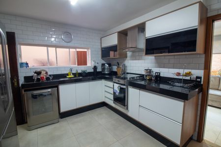 Casa à venda com 380m², 4 quartos e 3 vagas Casa à venda com 380m², 4 quartos e 3 vagasCozinha