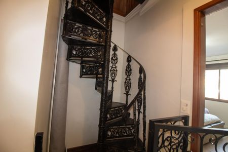 Casa à venda com 380m², 4 quartos e 3 vagas Casa à venda com 380m², 4 quartos e 3 vagasEscada