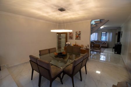 Casa à venda com 380m², 4 quartos e 3 vagas Casa à venda com 380m², 4 quartos e 3 vagasSala de Jantar