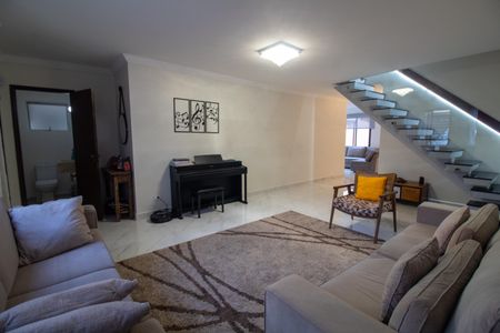 Casa à venda com 380m², 4 quartos e 3 vagas Casa à venda com 380m², 4 quartos e 3 vagasSala