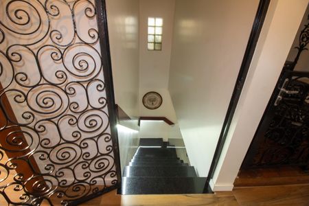 Casa à venda com 380m², 4 quartos e 3 vagas Casa à venda com 380m², 4 quartos e 3 vagasCorredor