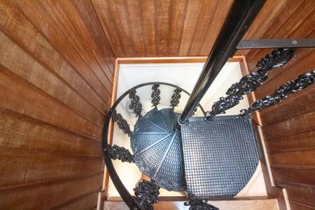 Casa à venda com 380m², 4 quartos e 3 vagas Casa à venda com 380m², 4 quartos e 3 vagasEscada