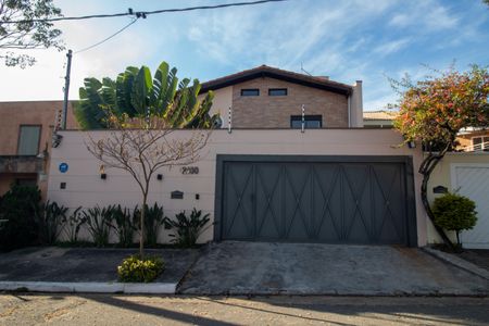 Casa à venda com 380m², 4 quartos e 3 vagas Casa à venda com 380m², 4 quartos e 3 vagasFachada