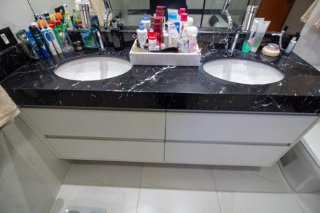 Casa à venda com 380m², 4 quartos e 3 vagas Casa à venda com 380m², 4 quartos e 3 vagasBanheiro da Suíte 4