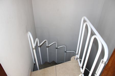 Casa de condomínio à venda com 119m², 2 quartos e 1 vagaEscada