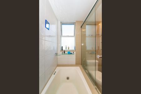 Apartamento à venda com 152m², 4 quartos e 4 vagasBanheiro da Suíte 1