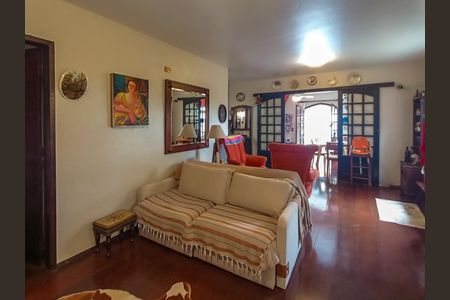 Casa à venda com 143m², 4 quartos e 2 vagasSala