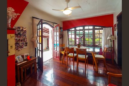 Casa à venda com 143m², 4 quartos e 2 vagasSala