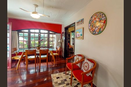 Casa à venda com 143m², 4 quartos e 2 vagasSala